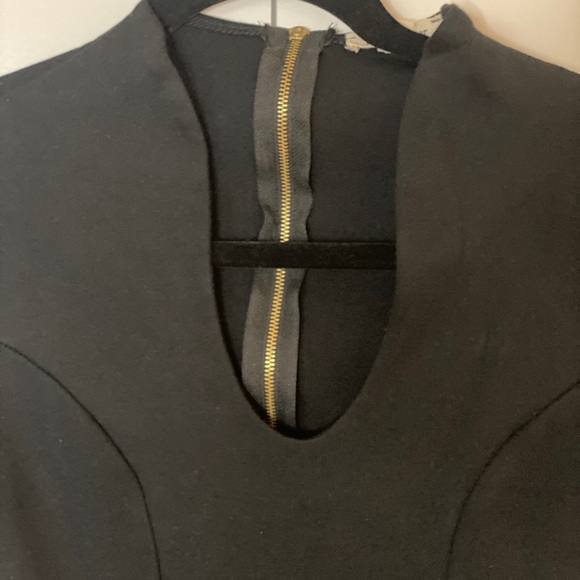 Black Deep-V Sleeveless Dress - Picture 4 of 7